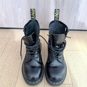 Dr. Martens 1460 WOMEN'S
Smooth Leather Lace Up Boots